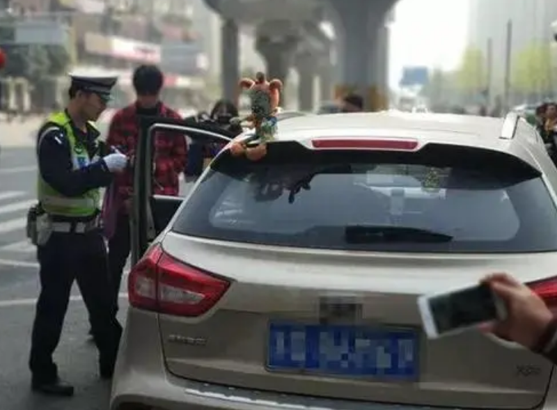 小车车顶放东西违章吗罚多少(小轿车车顶放东西违章吗扣分吗)